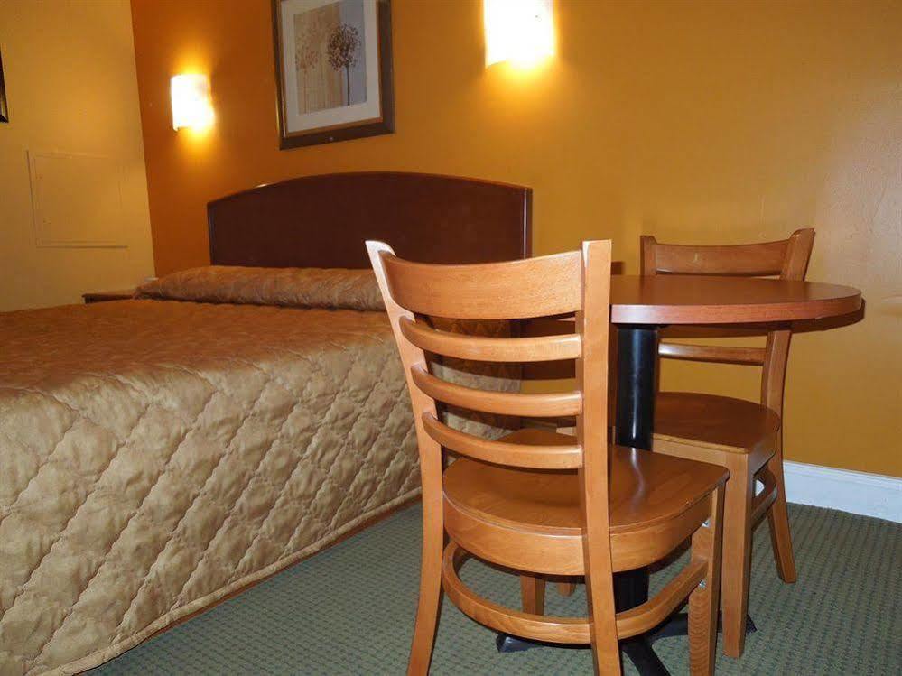 Lakeland Inn - Bohemia Екстер'єр фото